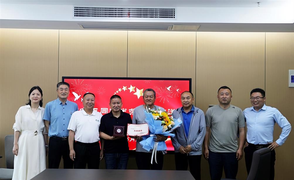 俞寶玉退休合照 俞寶玉退休合照.png